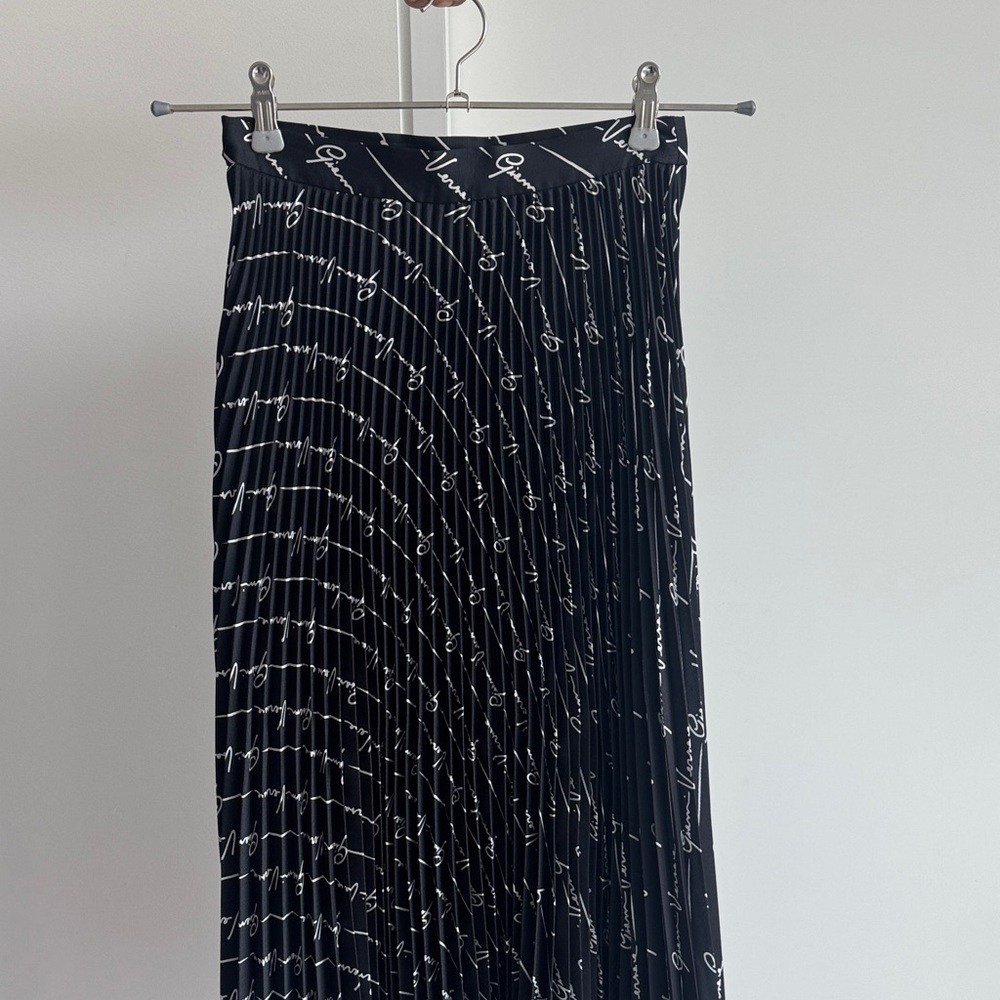 Versace Black and White Pleated Midi Skirt. Size IT - 38